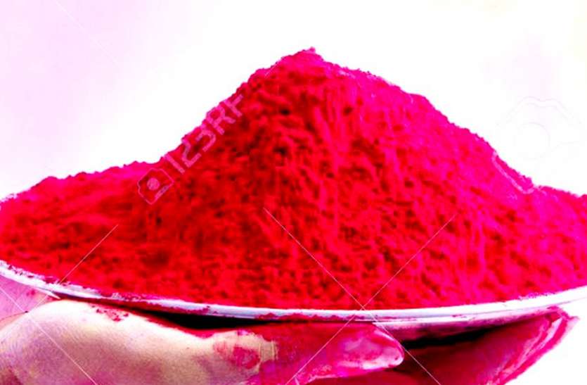 gulal.jpg होली के लिए महिलाओं ने बनाया हर्बल गुलाल