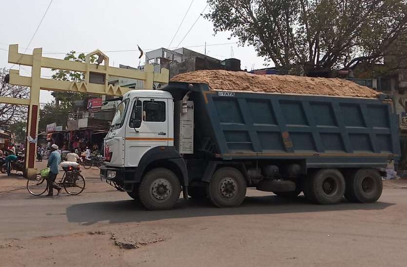 Dumper transporting sand from inside the main market in Barhi. पुलिस ने 15 किमी पीछा कर पकड़ा डम्पर