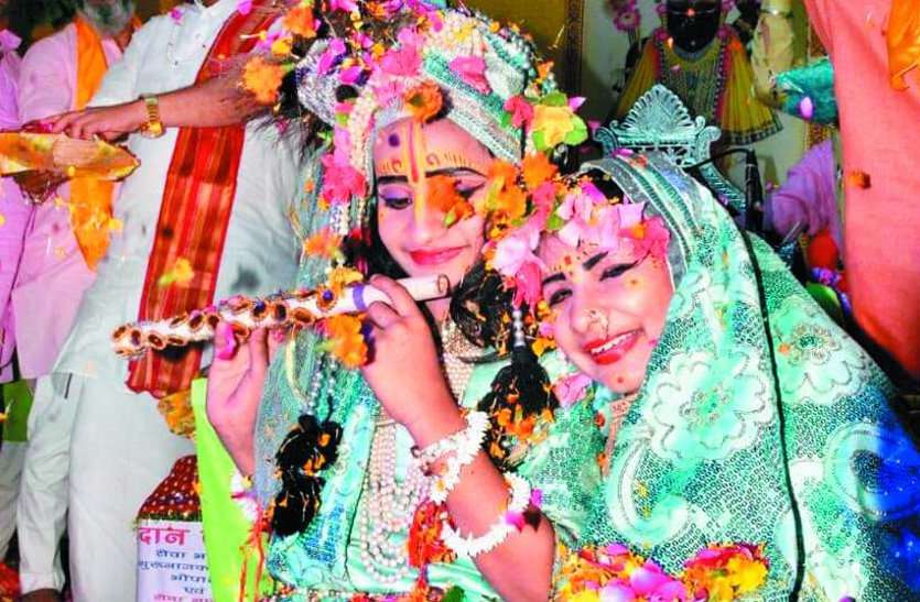 faag-utsav-in-bhopal राधा-कृष्ण संग खेल रहे फूलों की होली