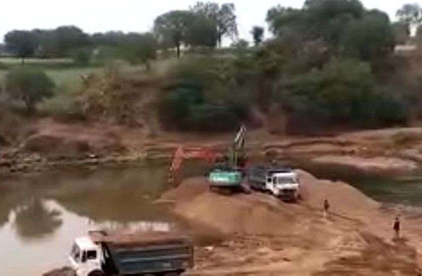NGT, Sand Mining, Niyam, Mahanadi, Sanghi Ghat, Department of Minerals महानदी में चल रहा खेल, कार्रवाई में विभाग फेल