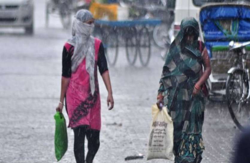 light Rain in Delhi lowers temperature Weather Update: दिल्ली में हल्की बारिश से मौसम हुआ सुहाना, कई राज्यों में गरज-चमक की संभावना