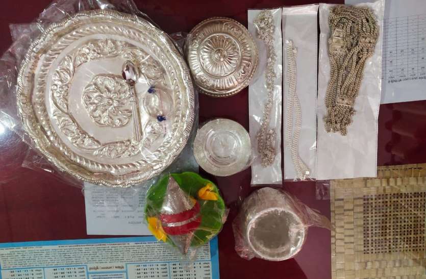 Silver ornaments found near four thieves - utensils चार चोरों के पास मिले चांदी के गहने- बर्तन