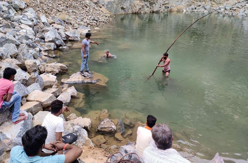 2 children died due to drowning in water at gudha gorji jhunjhunu पत्थरों की खदान के नीचे भरे पानी में डूबने से दो बालकों की मौत, स्कूल से छुट्टी के बाद दोस्तों के साथ गए थे नहाने
