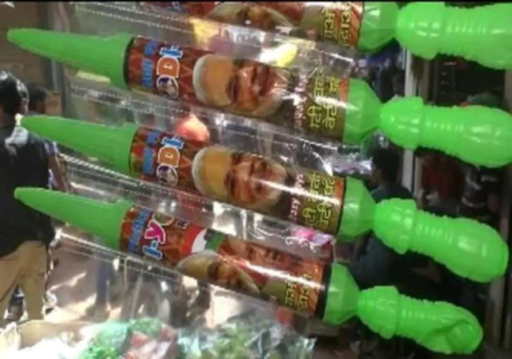 सियासी पिचकारी के बाद बाजारों में बिकने लगा ममता गुलाल, 6 सालों से मोदी पिचकारी की बनी हुई है डिमांड