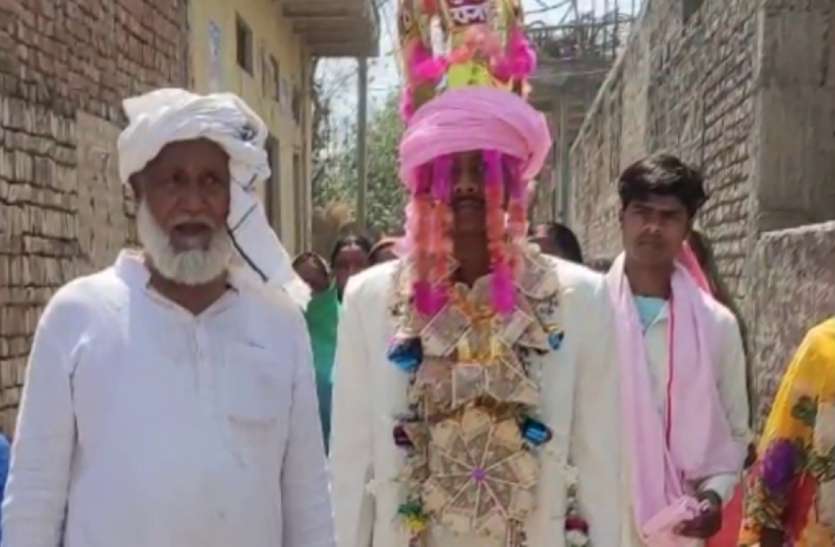 Muslim Father Hindu Son Marriage मुस्लिम पिता ने हिंदू बेटे के सिर पर बांधा सेहरा, हिंदू रीति रिवाज से कराई शादी
