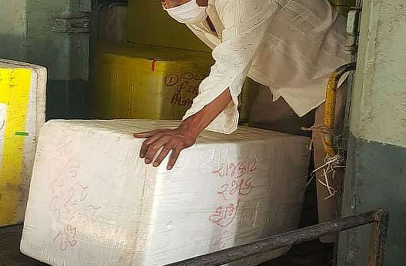आवश्यक वस्तुओं की आपूर्ति एक हजार पार्सल ट्रेनों से की आवश्यक वस्तुओं की आपूर्ति एक हजार पार्सल ट्रेनों से की