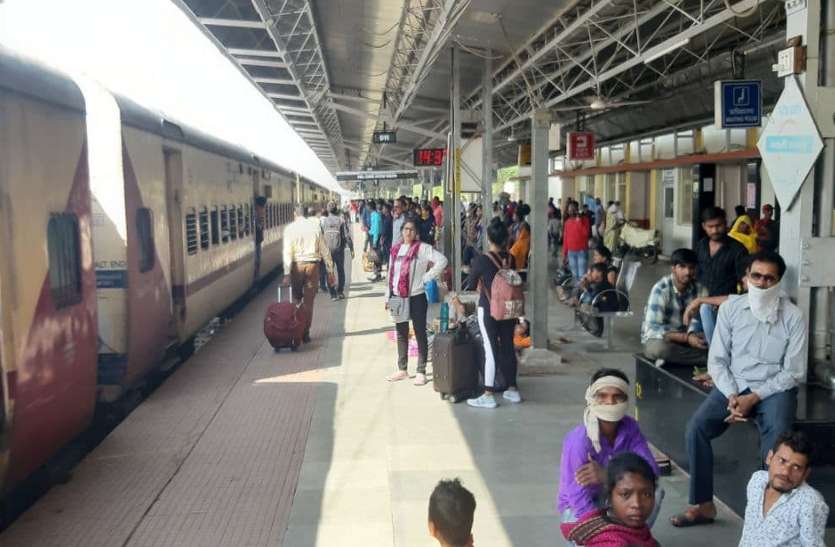 Crowd of passengers in Katni South railway station. कटनी-मुड़वारा से बीना के बीच 8 अप्रैल से चलेगी मेमू ट्रेन