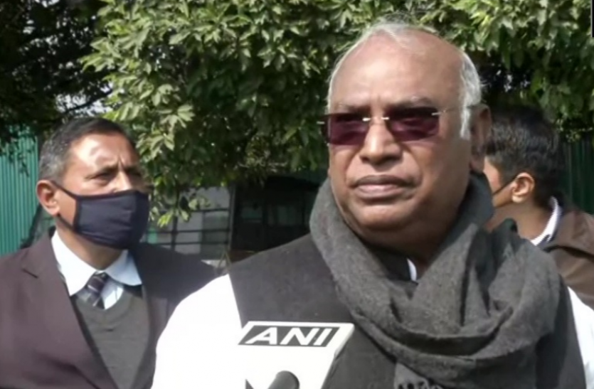 mallikarjun_khadge.png मल्लिकार्जुन खड़गे ने केंद्र पर साधा निशाना, कहा- बीजेपी वाले दिल्ली में खुद सरकार चलाना चाहते हैं