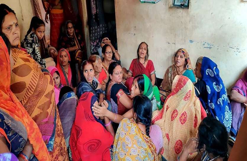 रोते बिलखते मृतक के परिजन पहले बड़े भाई की फावड़े से काटकर की हत्या फिर पहुंच गया कोतवाली
