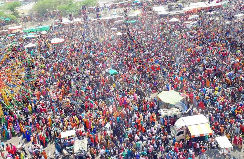 भगोरिया मेले में उमड़ी भारी भीड़, बच्चे, युवा, बुजुर्ग मस्ती में डूबे भगोरिया मेले में उमड़ी भारी भीड़, बच्चे, युवा, बुजुर्ग मस्ती में डूबे