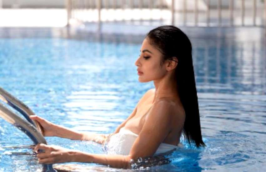 mouni_roy_hot_pic.jpg