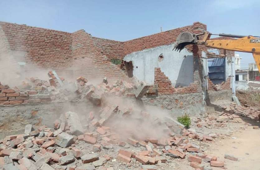 अवैध निर्माण के खिलाफ कार्रवाई करता दस्ता। आवासीय भूखंड पर निर्माणाधीन पांच अवैध दुकानों पर जेसीबी चढ़ाई