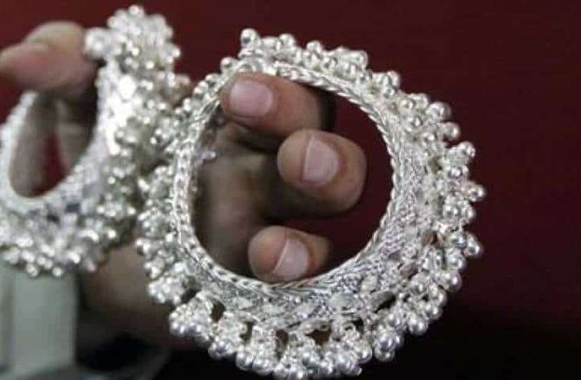 Silver Price Today: became cheaper by Rs 15000 from the alltime high Silver Price Today: ऑलटाइम हाई से 15 हजार रुपए सस्ती हुई चांदी, जानिए कितने हुए दाम