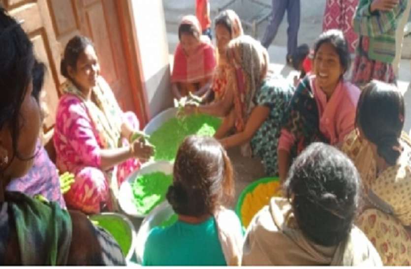 herbal gulal from palash flower भारत में ही नही लंदन में भी उड़ेंगे गुलाल! हर्बल रंग बनाकर ये महिलाएं कमा रही हैं लाखों रुपये