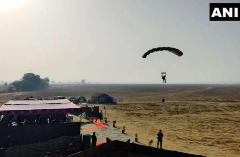 agra.jpg Agra: दक्षिण कोरिया के रक्षामंत्री के सामने भारतीय सेना के जवानों ने 10 हजार फीट से लगाई छलांग