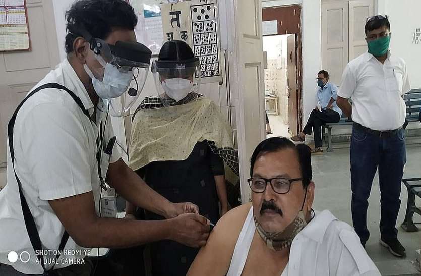 450 श्रमिक स्पेशल चलाने वाले फ्रंटलाइन रेलवे कर्मचारियों का वैक्सीनेशन शुरू 450 श्रमिक स्पेशल चलाने वाले फ्रंटलाइन रेलवे कर्मचारियों का वैक्सीनेशन शुरू