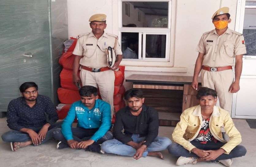 पुलिस की नाकाबंदी को तोड़ कर भागे युवक गिरफ्तार पुलिस की नाकाबंदी को तोड़ कर भागे युवक गिरफ्तार