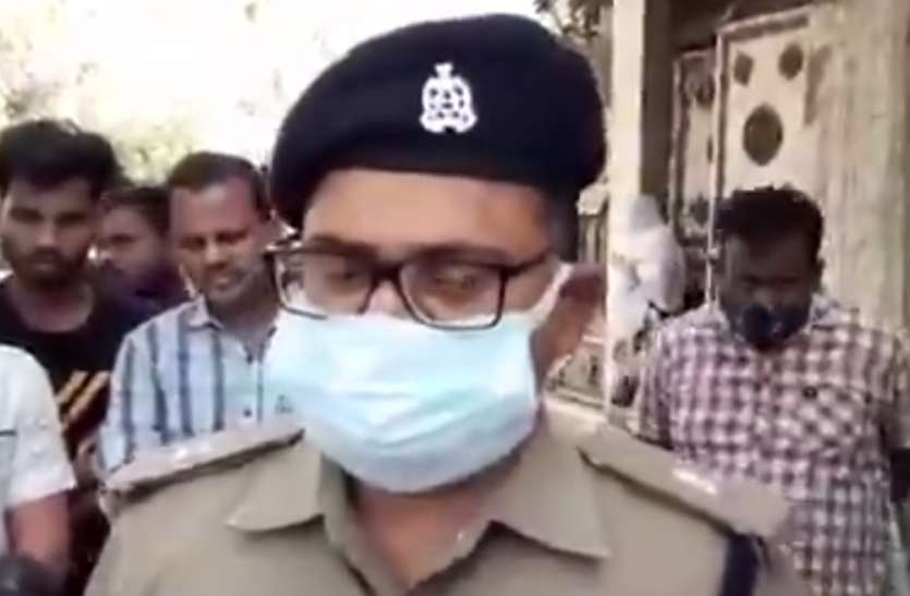 Lalitpur Police छुट्टी लेकर झांसी गए सिपाही की गुंडई आई सामने, की फायरिंग