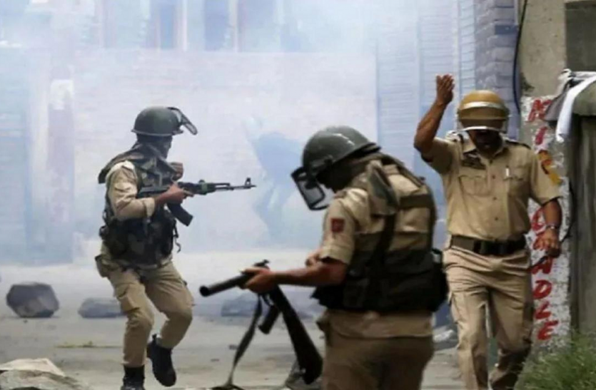 untitled.png जम्मू-कश्मीर: सोपोर में नगर परिषद कार्यालय पर आतंकी हमला, पार्षद समेत दो की मौत