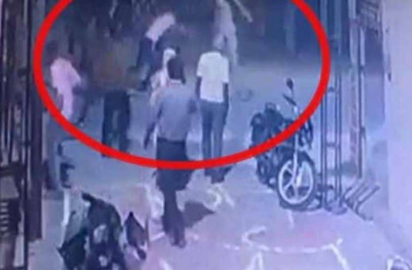 moradabad.jpg यूपी में फिर पुलिस हमला: मुरादाबाद में ड्यूटी से लौट रहे दरोगा को भीड़ ने लाठी-डंडों से पीटा