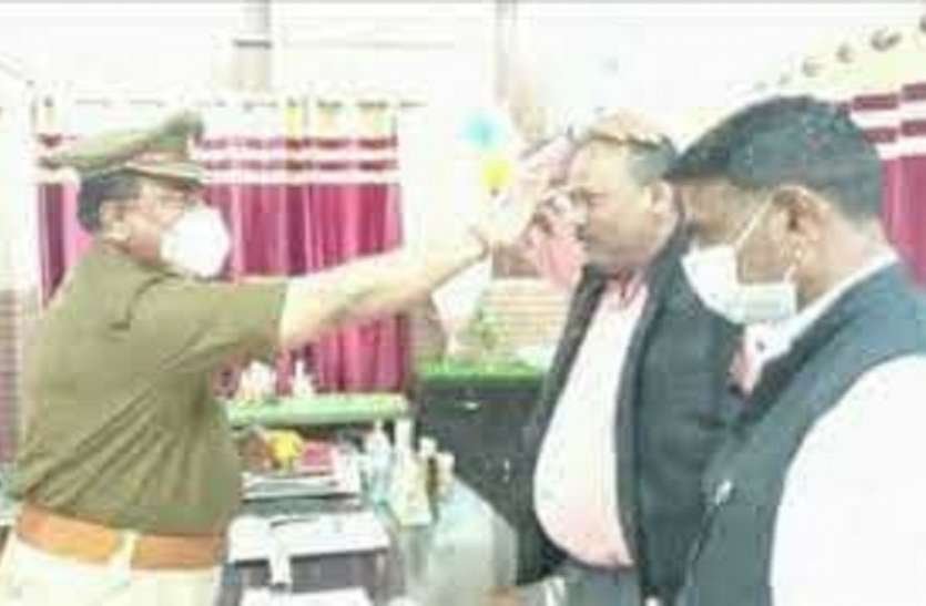 mrt.jpg अजब थाना गजब इंस्पेक्टर : पहले गिफ्ट लो तिलक लगवाओ फिर शिकायत बताओ