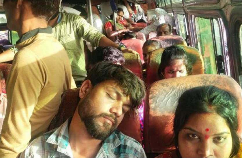 ताक पर कोरोना गाइडलाइन रख सड़कों पर दौड़ रहे वाहन ताक पर कोरोना गाइडलाइन रख सड़कों पर दौड़ रहे वाहन