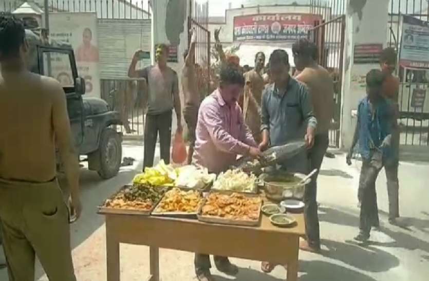अंबेडकर नगर पुलिस ने डीजे की धुन पर किया अर्धनग्न डांस अंबेडकर नगर पुलिस ने डीजे की धुन पर किया अर्धनग्न डांस