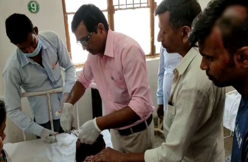 kaushambi marpeet दबंग ने सरकारी हैण्डपम्प पर जड़ा ताला, विरोध करने पर भाई-बहनों को पीटा