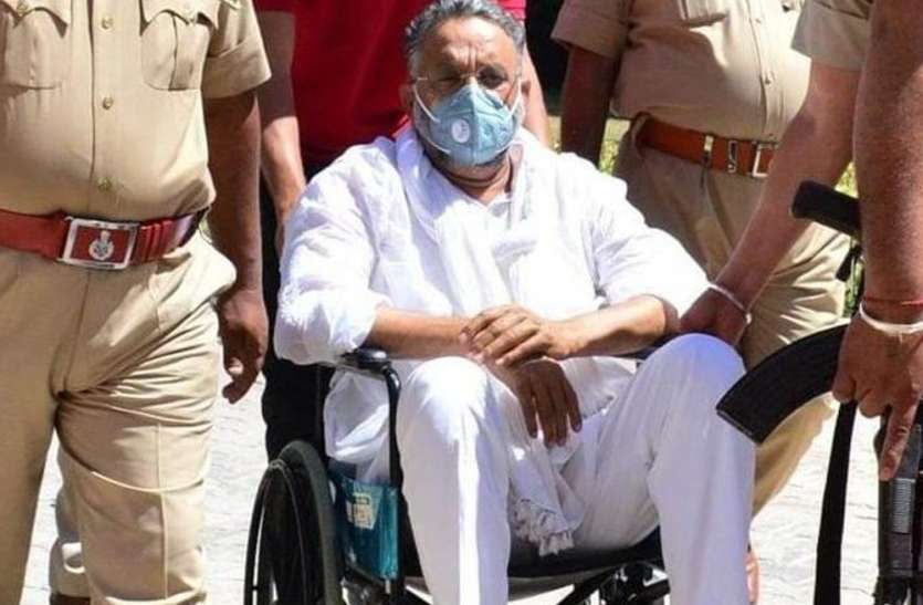 Mukhtar Ansari व्हीलचेयर पर बैठे मुख्तार अंसारी ने कहा मैं निर्दोष, पत्नी ने राष्ट्रपति को लिखा पत्र, बोलीं- हो सकती है हत्या