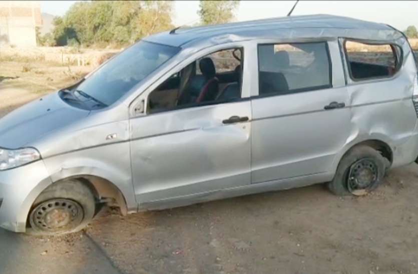 टायर फटने से पलटी कार, भाई-बहन की मौत, तीन घायल टायर फटने से पलटी कार, भाई-बहन की मौत, तीन घायल