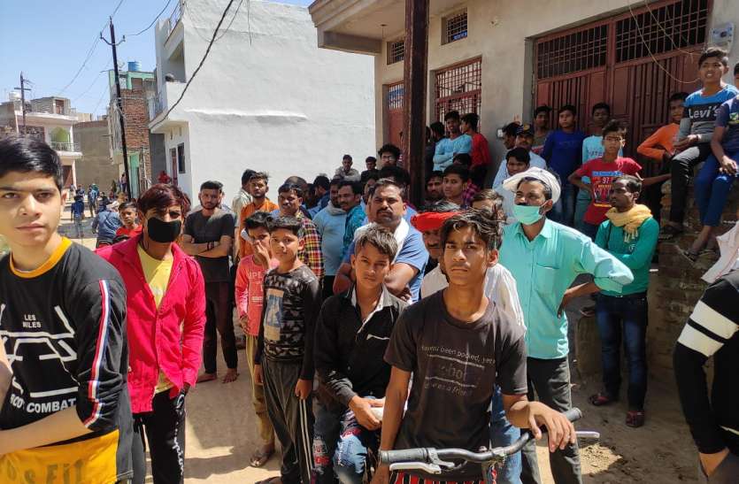पत्नी, बेटा व बेटी की धारदार हथियार से हत्या कर स्वयं फांसी पर झूला दुकानदार पत्नी, बेटा व बेटी की धारदार हथियार से हत्या कर स्वयं फांसी पर झूला दुकानदार
