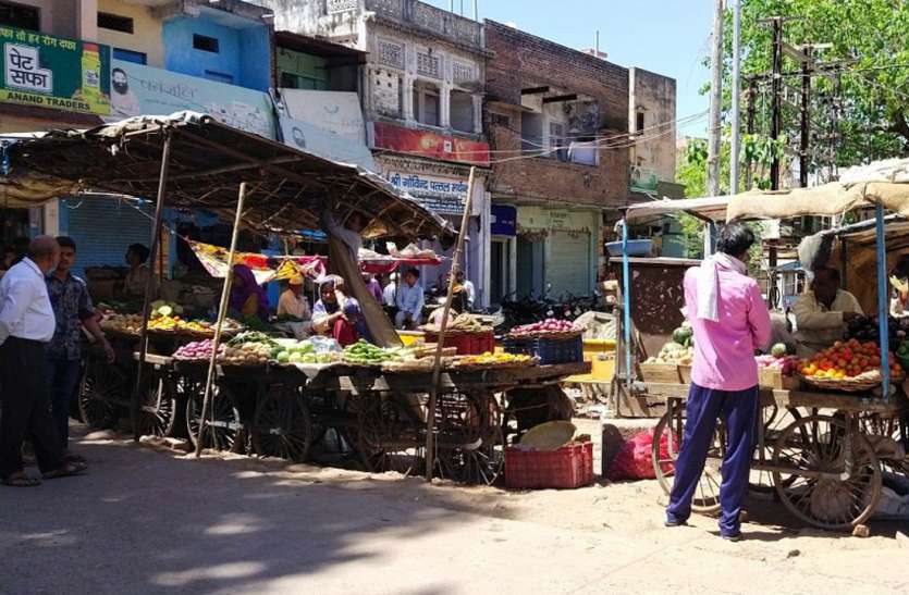 पार्क तोड़कर बनाई पार्किंग, दुकानदारों ने जमाया कब्जा पार्क तोड़कर बनाई पार्किंग, दुकानदारों ने जमाया कब्जा