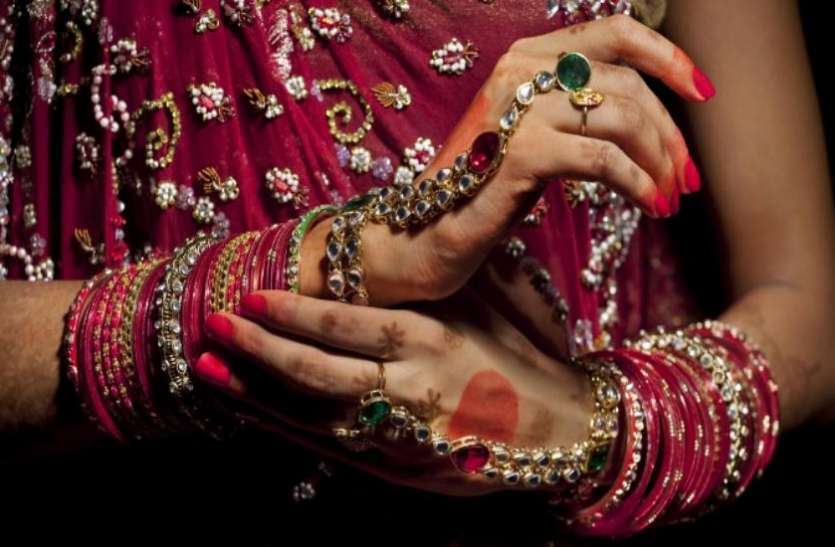 After Marriage with businessman Brides stole jewellery and cash