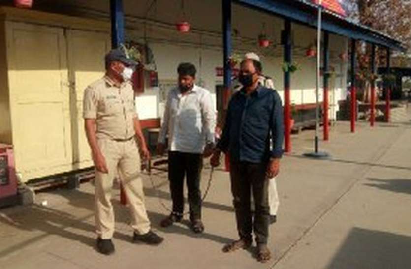 ट्रेन रुकवाकर दो चोरों को पकड़ा जीआरपी ने ट्रेन रुकवाकर दो चोरों को पकड़ा जीआरपी ने