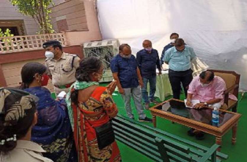 jansunvai.jpg मंत्री की जनसुनवाई: लगी लम्बी कतार, दिखा समस्याओं का अंबार