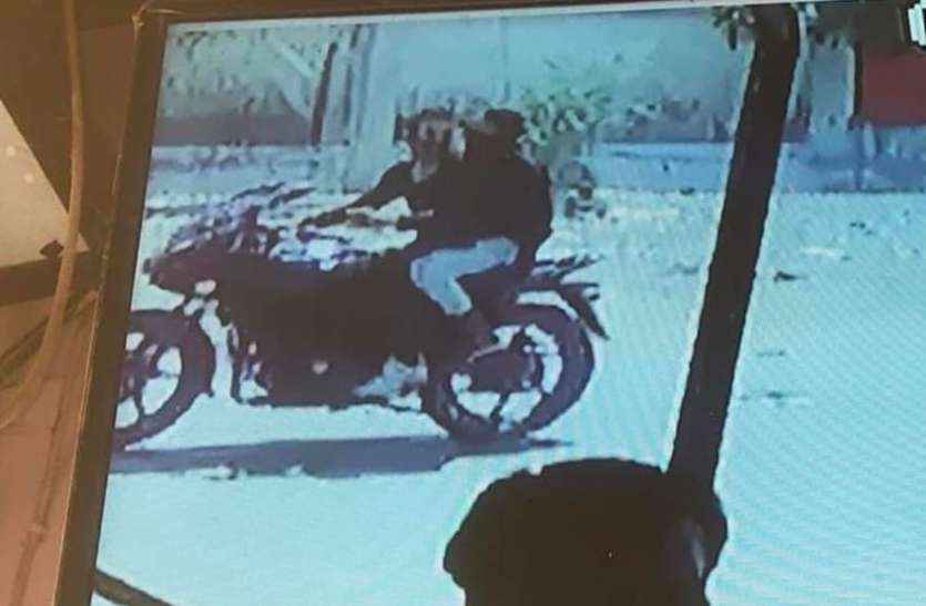 बांसवाड़ा : पेट्रोल पंप के मैनेजर से मकोडिया पुल के निकट दिन दहाड़े 20 लाख रुपए लूटे बांसवाड़ा : पेट्रोल पंप के मैनेजर से मकोडिया पुल के निकट दिन दहाड़े 20 लाख रुपए लूटे