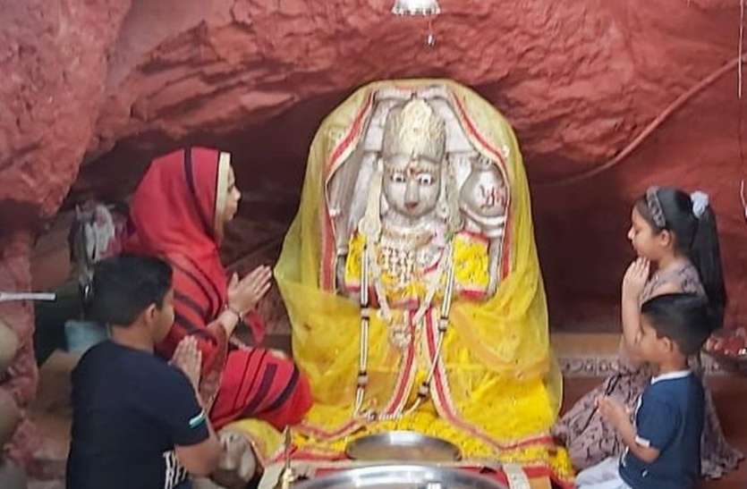 शीतला माता मंदिर में ध्वजारोहण कल शीतला माता मंदिर में ध्वजारोहण कल