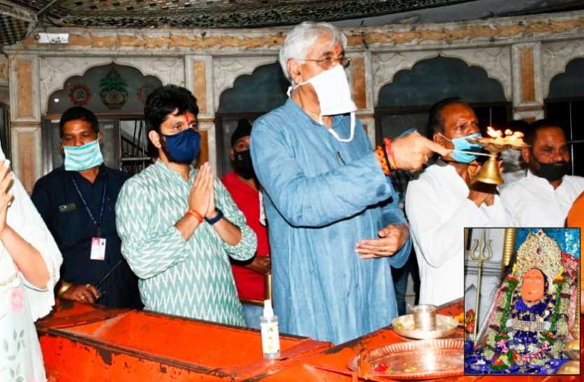 01_7.jpg स्वास्थ्य मंत्री सिंहदेव ने मां बम्लेश्वरी के किए दर्शन, देश और प्रदेशवासियों की अच्छी सेहत की कामना की
