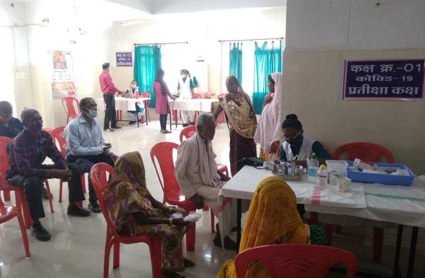 Corona vaccine dose reduced again in Anuppur, vaccination will not be अनूपपुर में कोरोना वैक्सीन की डोज फिर पड़ी कम, आज नहीं हो सकेगा वैक्सीनेशन