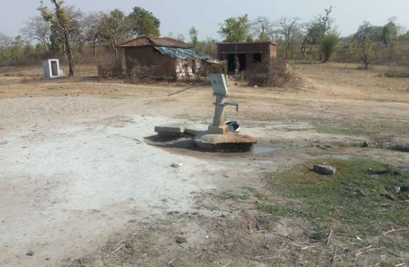 Water level slips down due to heat, wind blowing in hand pump in Bagad गर्मी की दस्तक में नीचे खिसका जलस्तर, बैगाडेबरा गांव में हैंडपम्प उगल रहे हवा