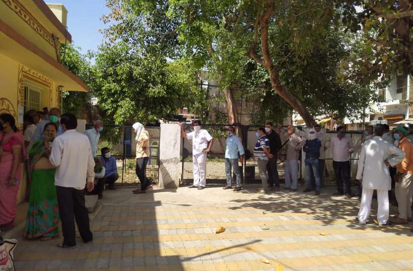 कोरोना वेक्सीन खत्म, अभिभाषक व जूडिशियल स्टाफ लौटा कोरोना वेक्सीन खत्म, अभिभाषक व जूडिशियल स्टाफ लौटा