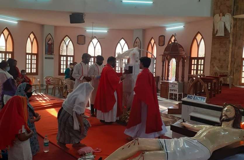 गुड फ्राईडे पर गिरिजाघरों में विशेष प्रार्थनाएं, ईसा मसीह के अंतिम वचनों का स्मरण गुड फ्राईडे पर गिरिजाघरों में विशेष प्रार्थनाएं, ईसा मसीह के अंतिम वचनों का स्मरण