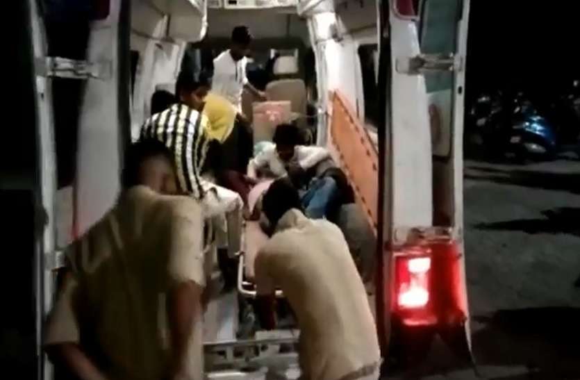 1.jpg दबंगों ने लाइसेंसी बंदूक से की फायरिंग, अंतिम संस्कार में जा रहे लोग