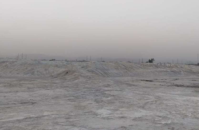 NTPC's Vindhyachal's fly ash becomes problem बलियरी में प्रदूषण का दंश झेल रहे ग्रामीण, जरा सी हवा में उठ रहा धूल का गुबार