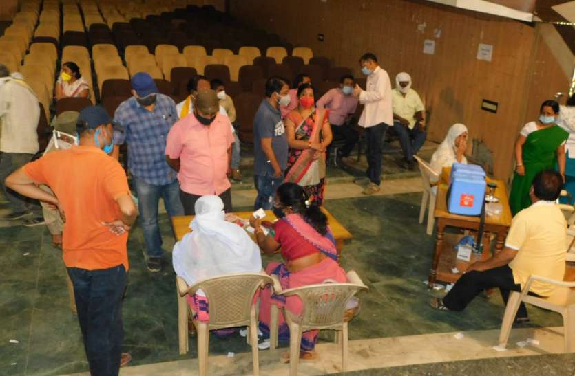 Vaccine finishes, returned from centers after noon वैक्सीन खत्म, दोपहर बाद सेंटरों से लौटाया
