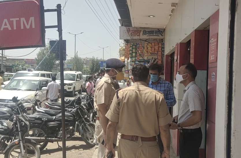 bank_robbery.jpg बैंक खुलते ही पहुंचे लुटेरे, गार्ड और ग्राहकों को बंधक बनाया, पिस्टल से धमका कर 45 लाख लूट कर भागे
