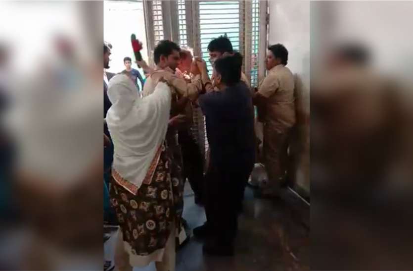 bijnor.jpg बसपा नेता ने ब्यूटी पार्लर संचालिका से की छेड़छाड़ तो महिला ने चप्पल से जमकर की पिटाई