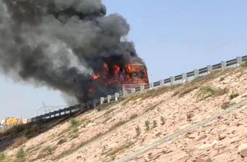 Bus on fire आगरा-लखनऊ एक्सप्रेस वे पर स्लीपर बस जलकर हुई खाक, बस यात्रियों ने कूदकर बचायी जान