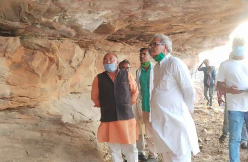 rewa संरक्षित क्षेत्र देउर कोठार में हुई आगजनी का जायजा लेने पहुंचे सांसद