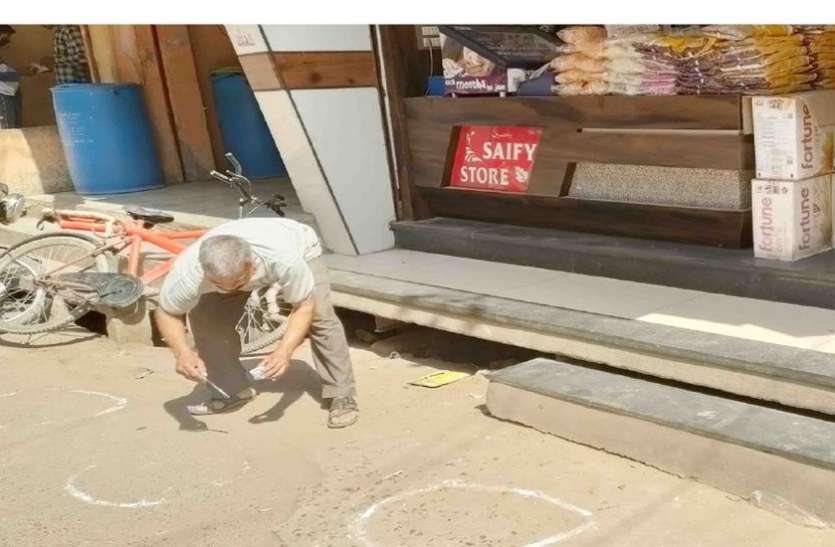 सख्ती का असर, लोगों ने लगाया मास्क, दुकानों के सामने गोले बने सख्ती का असर, लोगों ने लगाया मास्क, दुकानों के सामने गोले बने
